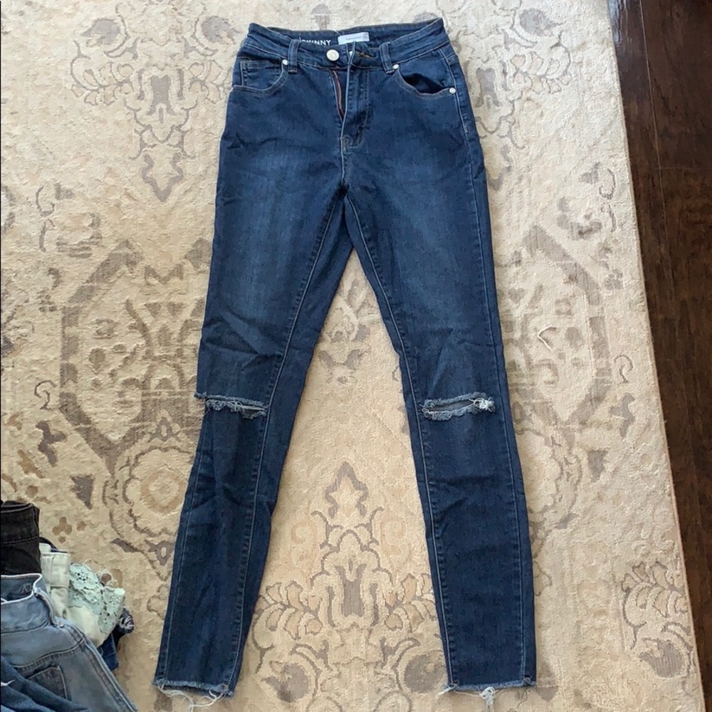 Jeggings with knee holes and raw hem